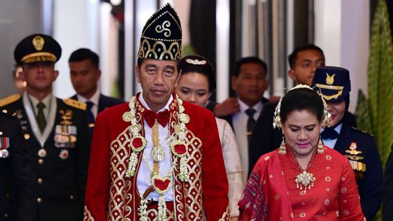 The Meaning Of President Jokowi's Traditional Clothes When He Leads The Lowering Of The Flag Ceremony At IKN