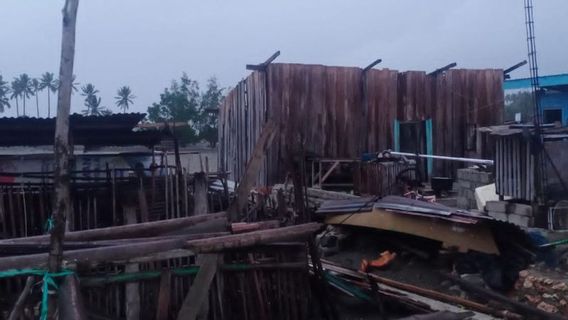 Strong Wind Hits 2 Districts In Donggala, Central Sulawesi, 11 Houses Damaged