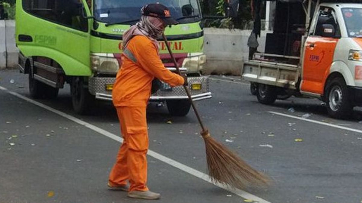 Residents Of Pejaten Pasar Minggu Todong PPSU Officers Use Firearms Due To Tree Branching