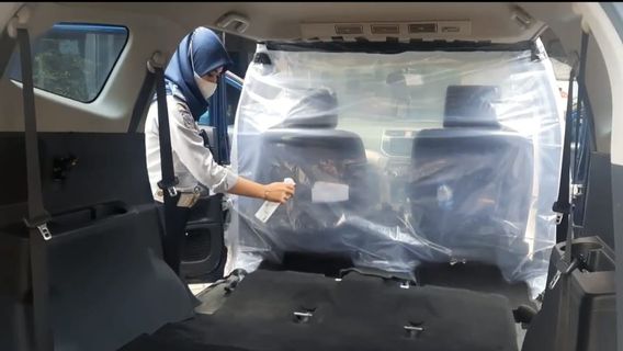 Ambulans Tak Mencukupi, DKI Antar Pasien COVID-19 Isolasi Pakai Mobil Dishub Hingga Bus Sekolah