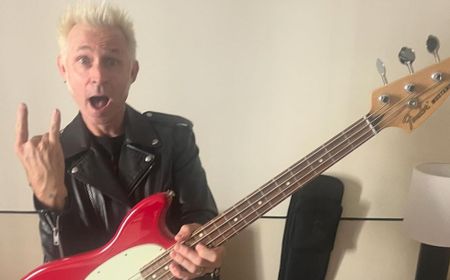 Bassis Green Day Mike Dirnt Berikan Bass Miliknya ke Bocah di Meksiko