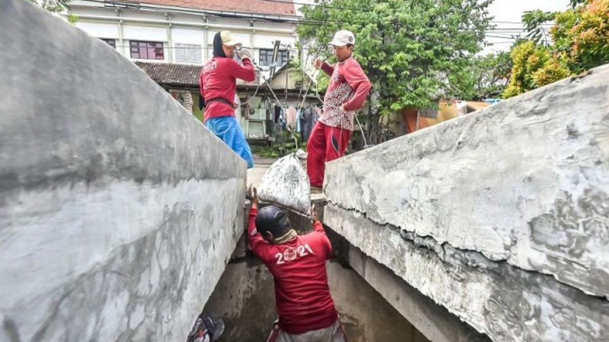 Mencegah Banjir di Surabaya, Endapan Saluran Air di Perkampungan Dikeruk dengan Alat dan Manual