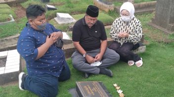 在前往Mak Nyak Aminah Cendrakasih墓后，Rano Karno看到了Benjamin Sueb的坟墓
