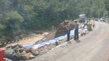 Jalan Raya Ponorogo-Pacitan Amblas, Angkutan Pengiriman Alami Hambatan 