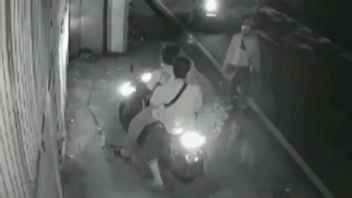 闭路电视录像摩托车在雅加达东部Cipayung的行动，2名肇事者与摩托车Rampas Vario一起