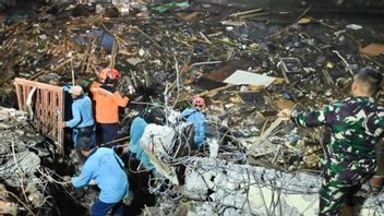 巴厘岛布莱伦的洪水，3人仍在寻找