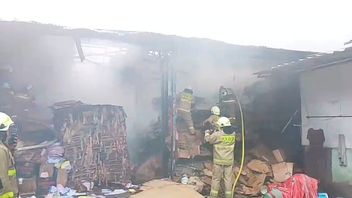 Kardus Warehouse In Ciracas Burnt By Fire, Firefighters Still Cooling