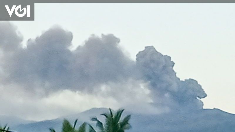 Gunung Dukono Di Maluku Utara Meletus