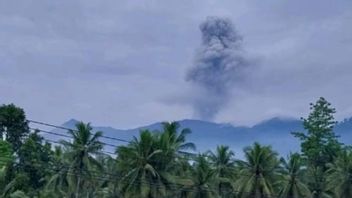 jon du mont Dukuno sur l’éruption de Malut, éclaboussure d’abus volcaniques atteint 1 500 mètres