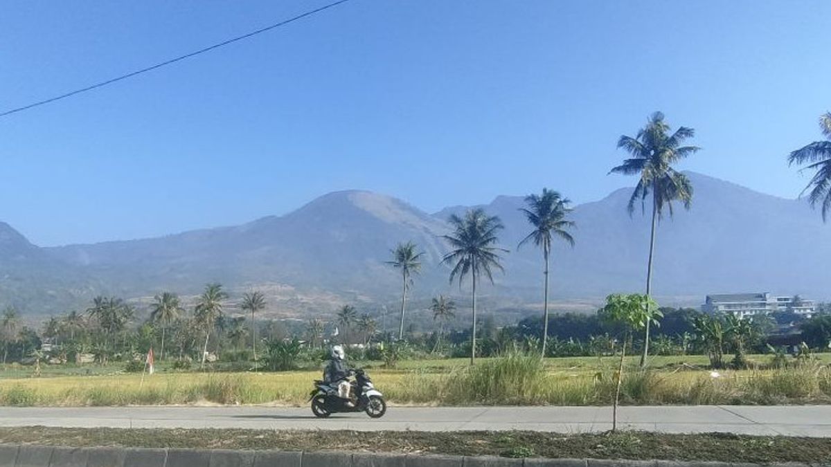 La piste de randonnée du mont Guntur Garut a été fermée par des incendies de forêt