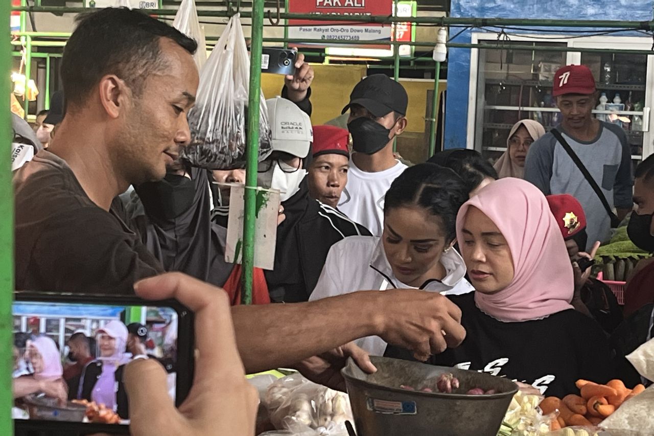Atikoh Blusukan Check Prices Of Basic Needs In Malang, Traders Complain About Garlic Prices