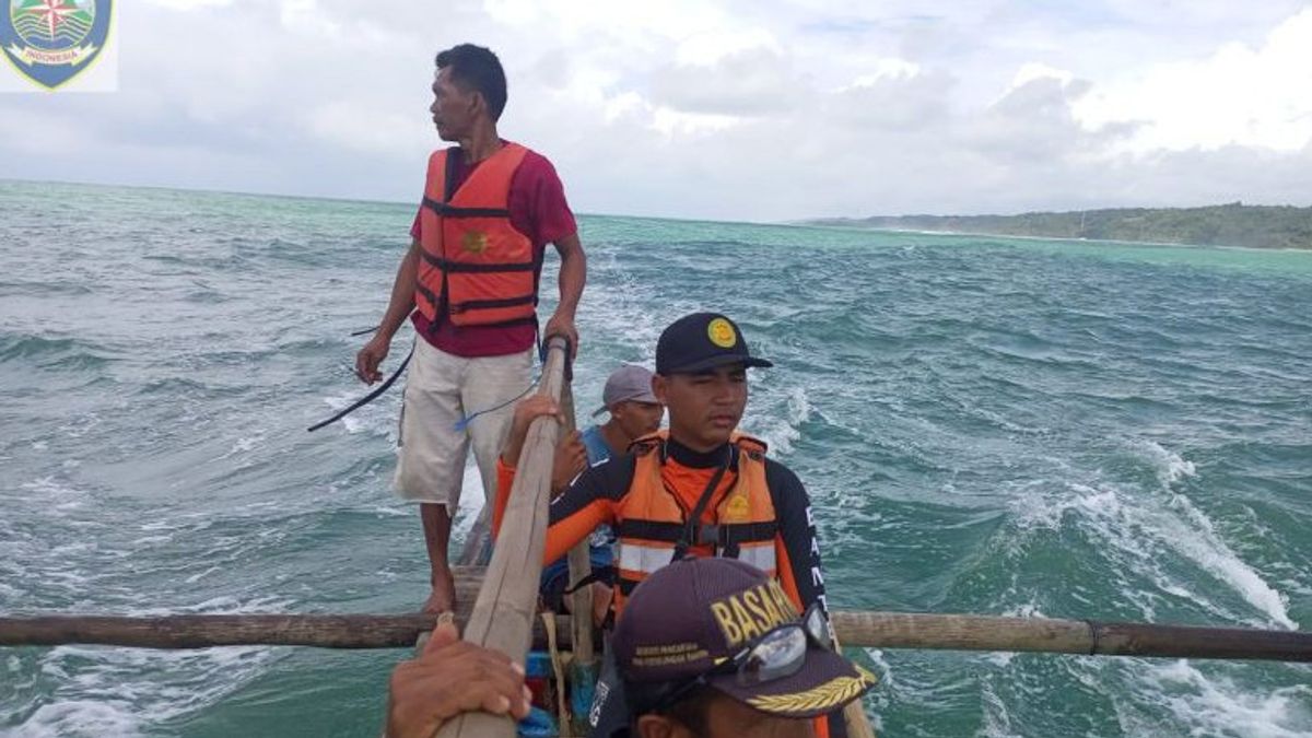 The SAR Team Is Still Looking For Solo Tourists To Be Dragged By Waves On Anyer Beach