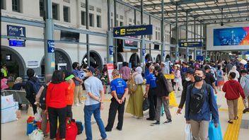 There Is No Surge In Homecomers At Gambir Station And Pasar Senen Station
