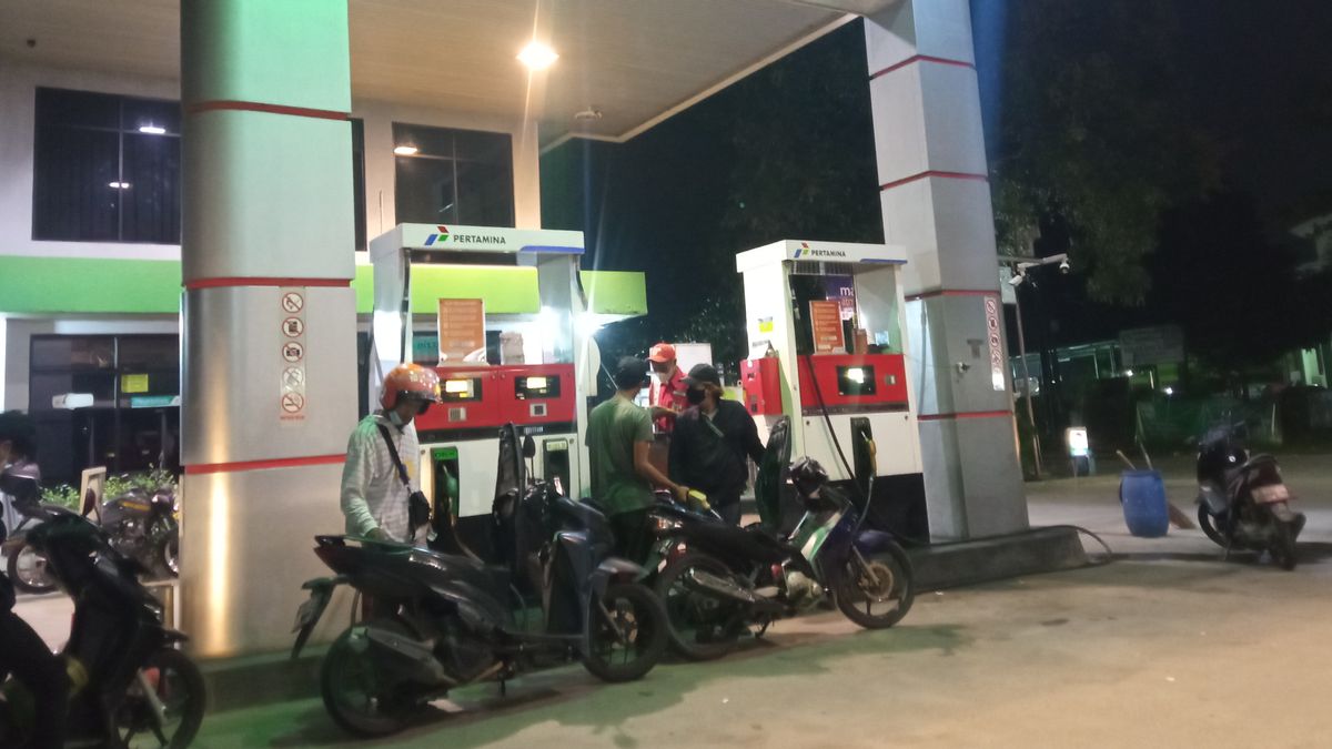 البيرتاليت فارغ ، مستخدمو الدراجات النارية على استعداد للوقوف في طوابير لشراء Pertamax في محطة وقود Kelapa Dua ، Tangerang Regency