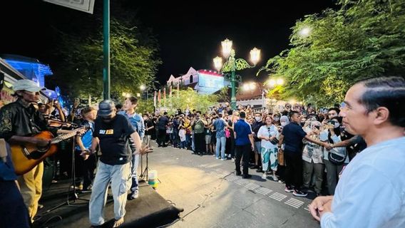 佐科维总统在马里奥波罗享受街头音乐