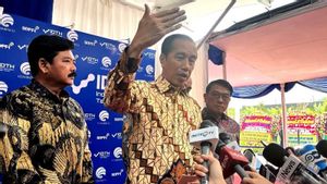 Le président Jokowi passe en revue le prix de l’orange au marché nouveau de Karawang