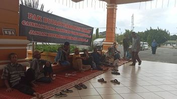 ゲルドゥク地震生存者の住民 西パサマン摂政事務所がハウスアシスタンスを集める 