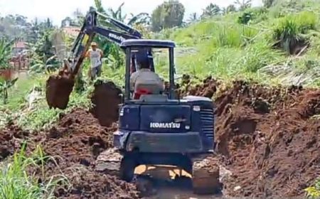 Tebing Setinggi 30 Meter Longsor Tutup Jalan Wangunjaya Cianjur, BPBD Turunkan Alat Berat