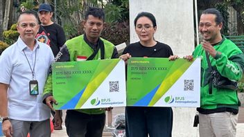 Ojek Online Driver Rieke Diah Pitaloka与Ojek Online Driver一起祈祷,鼓励通过有关平台工人保护的总统法规
