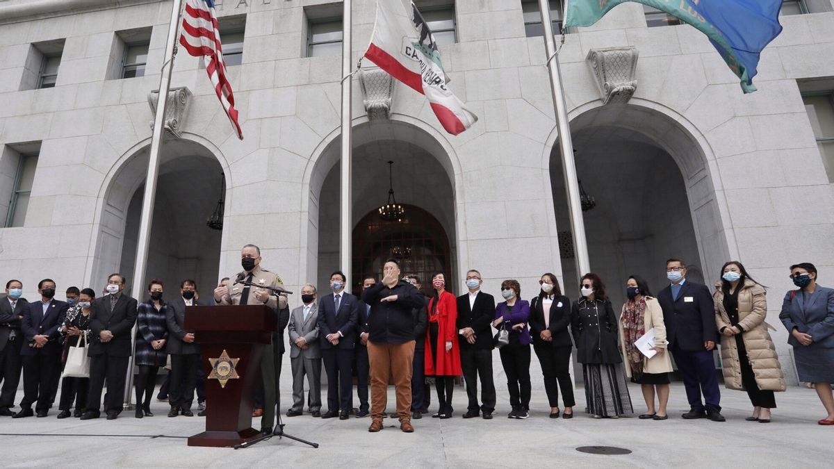 米国のアジアのコミュニティと一緒に、LA郡保安官はヘイトスピーチを止めるために招待します