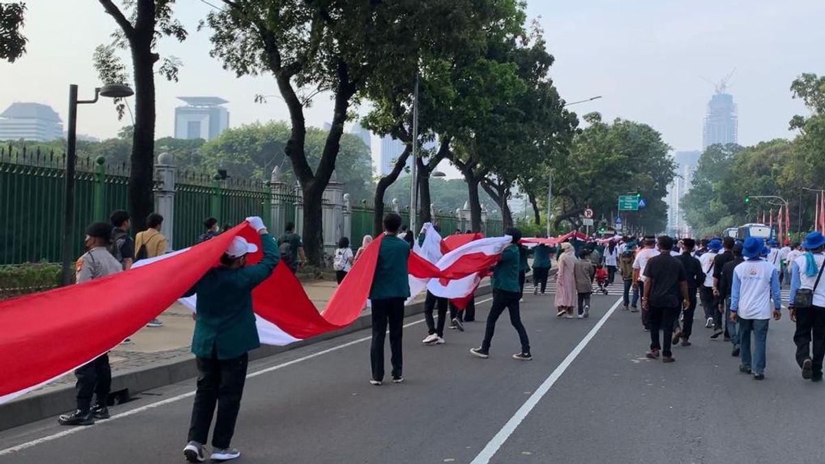 تم افتتاح Kirab باللونين الأحمر والأبيض رسميا ، Mass Arak Bendera على بعد 1700 متر من القصر إلى Bunderan HI