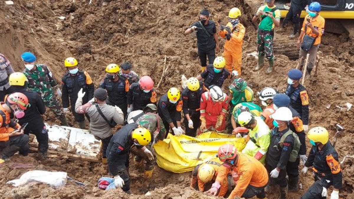 The SAR Team For The Evacuation Of Father's Body Is Brandishing His Daughter Who Is Buried By Longsoran In Cugenang