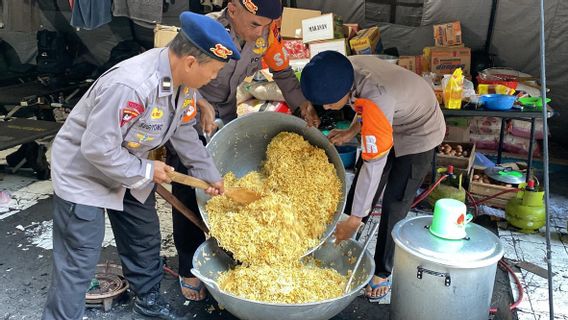 سيمارانغ - أعدت شرطة جاوة الوسطى الإقليمية سات بريموب 4000 حصة من الأرز والكاك كل يوم لضحايا فيضان ديماك