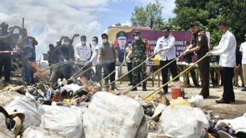 Bengkalis Kejari Destroys Thousands Of Pairs Of Shoes And Bags Resulting From Sastro Situmorang Crime