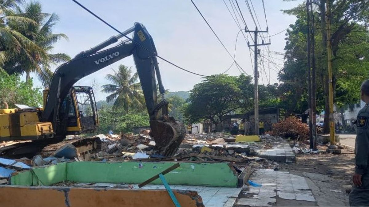 Officers Dismantle Buildings And Houses In Palabuhanratu For RTH