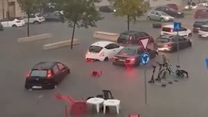 Sisilia Italia Diterjang Banjir Bandang: Meja Restoran Tersapu, Mobil Tenggelam di Jalanan Syracuse