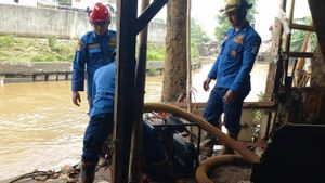 Banjir di Kebon Pala 2 Jaktim Surut, Petugas Bersihkan Sisa Lumpur di Jalan