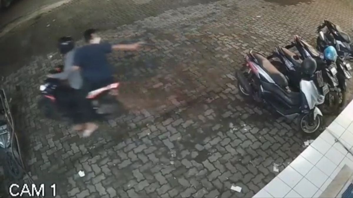 シラカスで2人のオートバイ泥棒を捕まえるときに銃を突きつける住民