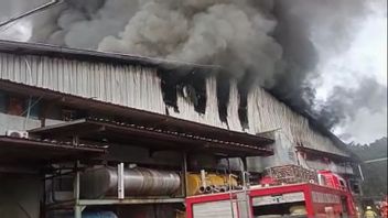 バンドンシティの衣料品工場が燃え上がり、労働者は自分自身を救うために散らばった