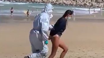 暴露于COVID-19，这位女士喜欢在沙滩上玩