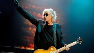 Jimmy Page Bagikan Rekaman “Ten Years Gone” Versi Home Demo