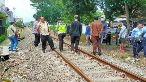 Un Policier De Malang Tué Par Un Train