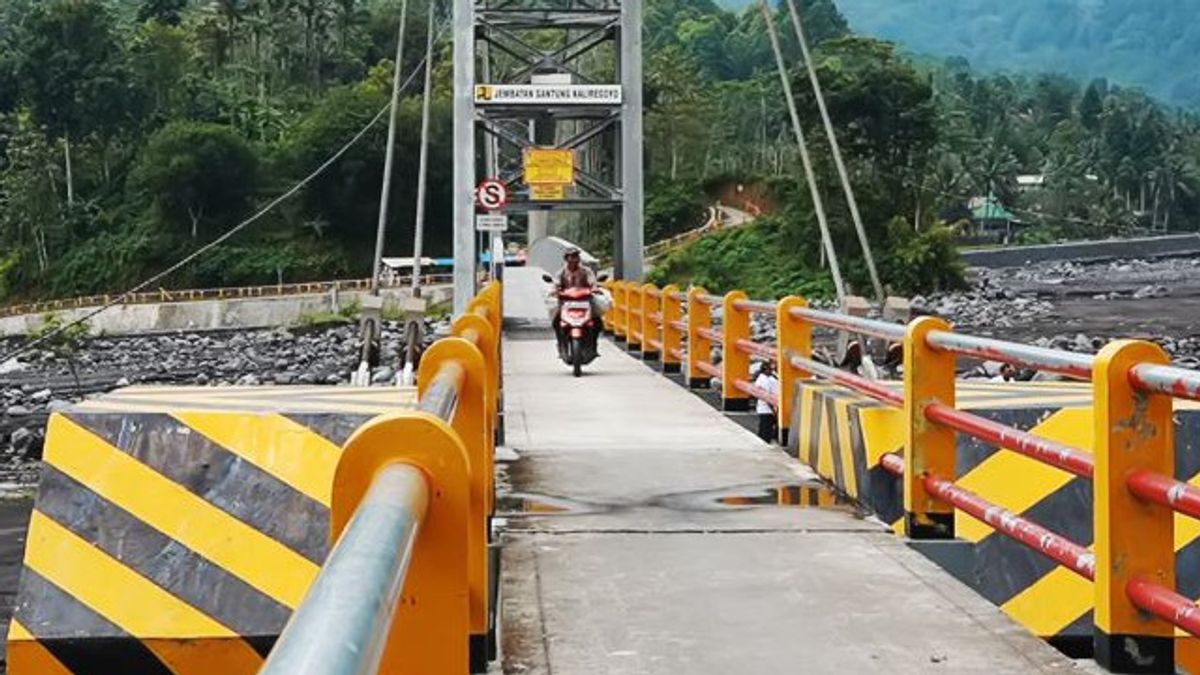 خطر!  تم قطع حبل حبال واحد من جسر نهر Regoyo Lumajang المعلق بسبب الفيضان