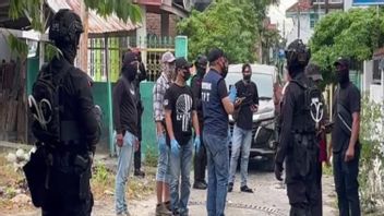 Densus 88 Geledah Pelaku Terorisme di Palu, Polisi Sita Senjata Tajam