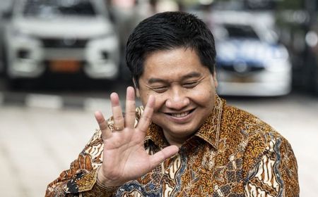 Maruarar Bantu Nenek Hasna yang Tinggal di Rumah 2x3 Meter Bersama Belasan Orang