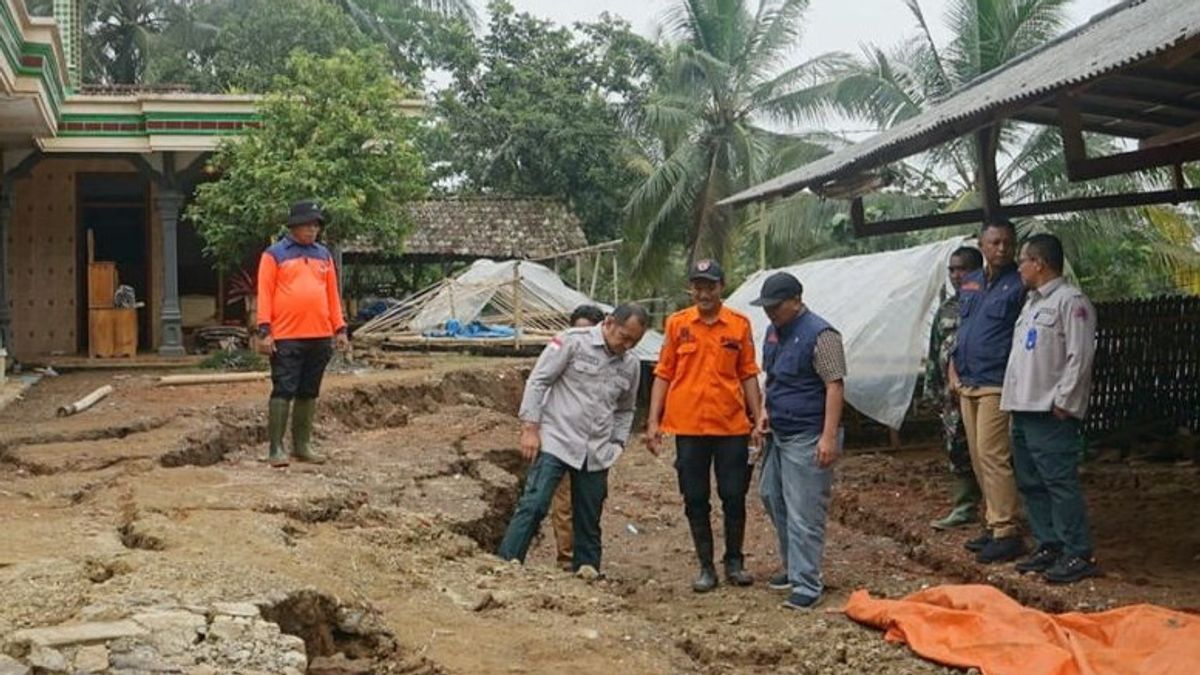 تتحقق منطقة جاوة الشرقية BPBD من حالة التميع في بونوروغو ، ويطلب رئيس القرية من السكان الانتقال