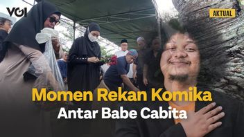 VIDEO: Pemakaman Babe Cabita, Praz Teguh Turun ke Liang Lahat