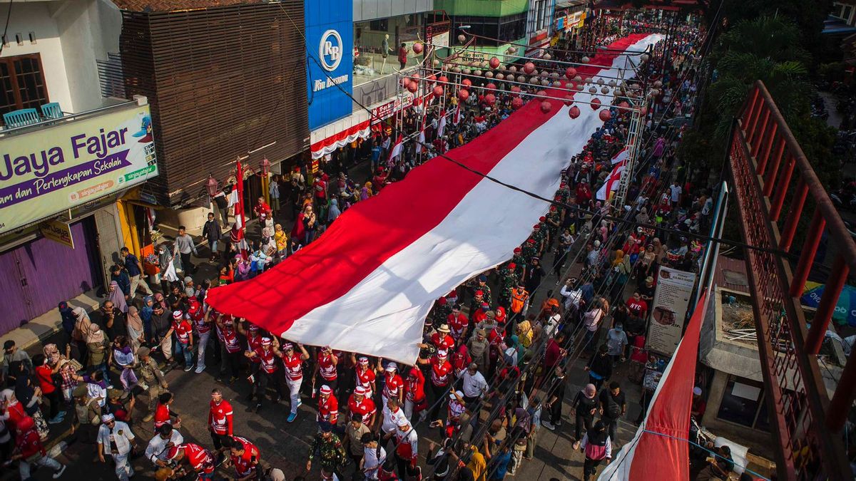 Sambut HUT ke-78 RI di Bogor, Ribuan Orang Bentangkan 100 Meter Merah Putih