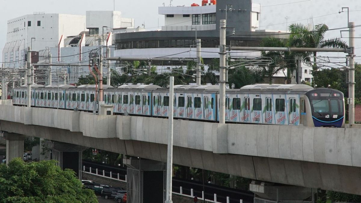 MRT Jakarta Donne Enveloppe Rouge En Demandant Aux Gens De Deviner Un Nom De Station