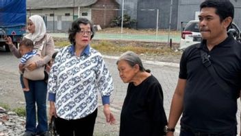 Nenek Elina melaporkan dugaan pemalsuan surat rumah ke Polda Jatim