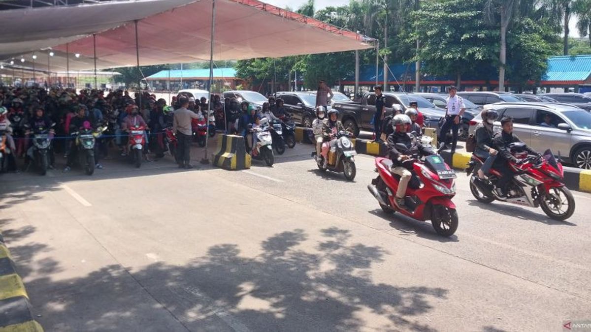 Backflow Of Motorcycle Cycling Passengers At Bakauheni Port Rises