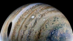 Bayangan Bulan Raksasa di Jupiter Berhasil Diabadikan oleh Juno