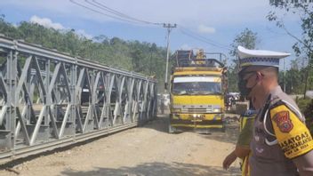 Le pont d’acier portable installé temporairement pour surmonter le lanet Riau-Sumbar sous le contrôle de Longsor