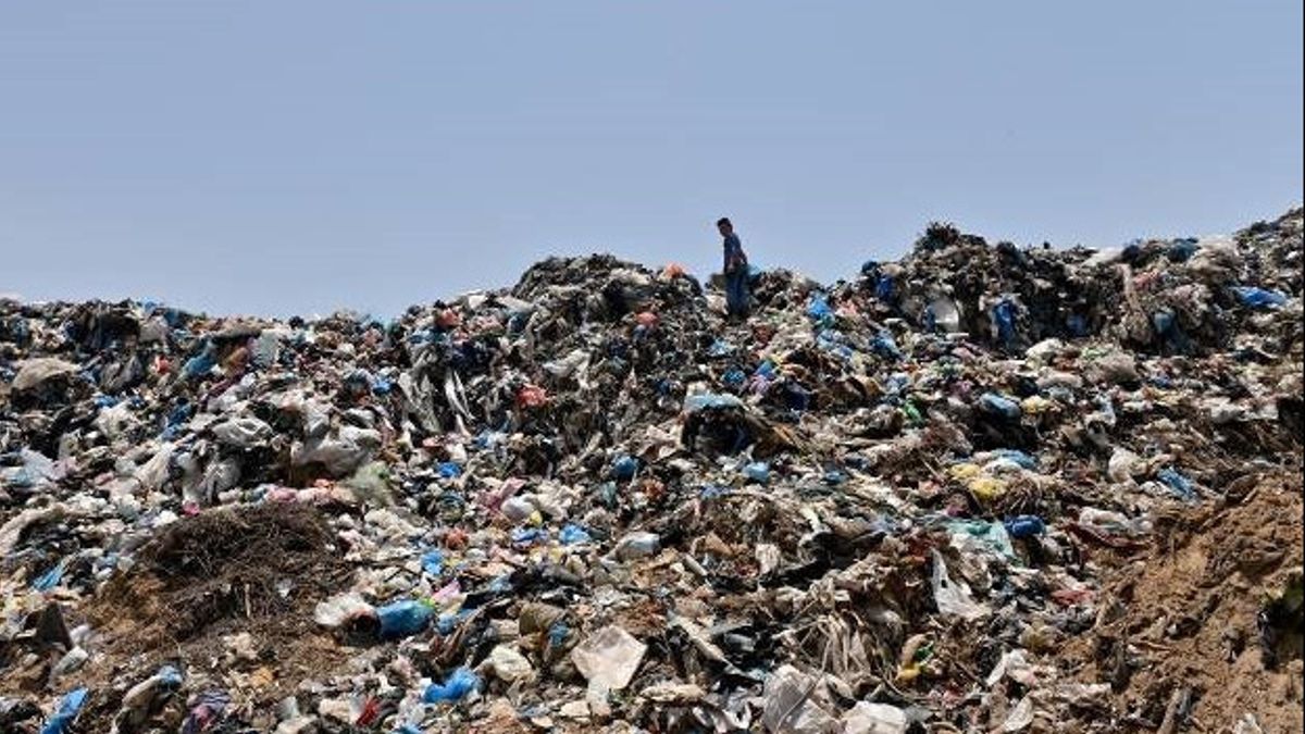 Gaza Residents Burn Plastic Waste To Produce Fuel