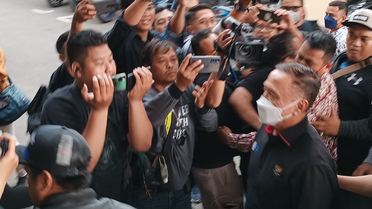    عند وصوله إلى شرطة جاوة الشرقية الإقليمية ، تم فحص PSSI Ketum Iwan Bule كشاهد على مأساة Kanjuruhan