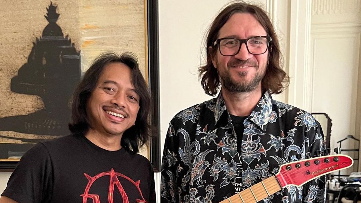 Heboh! Ahead Of The RHCP Concert In Singapore, John Frusciante Implements Batik For The Giving Of Dewa Budjana